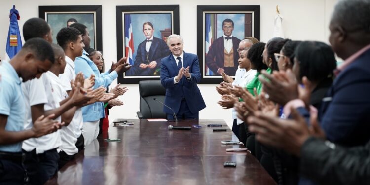 Ministerio de Educación felicita a la juventud dominicana en su día nacional