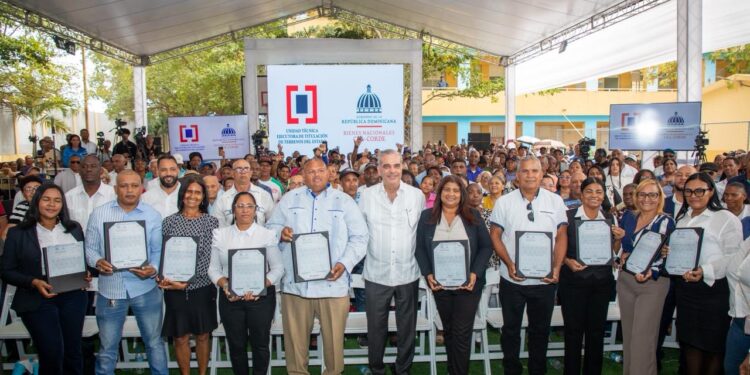 Presidente Abinader entrega 510 certificados de títulos de propiedad de 710 que contempló el proyecto El Valiente, que impacta a 2,840 personas de SDE