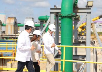 Embajadora de Estados Unidos en RD visita AES y reconoce la contribución estratégica de la inversión energética estadounidense en el país