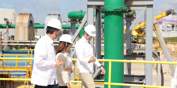 Embajadora de Estados Unidos en RD visita AES y reconoce la contribución estratégica de la inversión energética estadounidense en el país