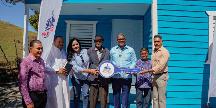 Propeep entrega vivienda remozada y amueblada a pareja de envejecientes en Las Lagunas de Azua