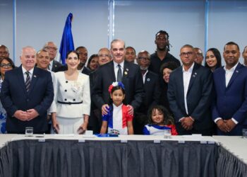 Presidente Abinader se reúne con líderes dominicanos en Chile y resalta oportunidades que se abren por las buenas relaciones con el presidente Kast