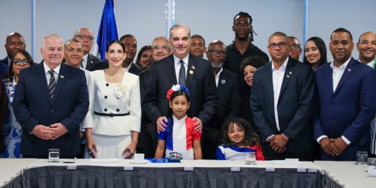 Presidente Abinader se reúne con líderes dominicanos en Chile y resalta oportunidades que se abren por las buenas relaciones con el presidente Kast