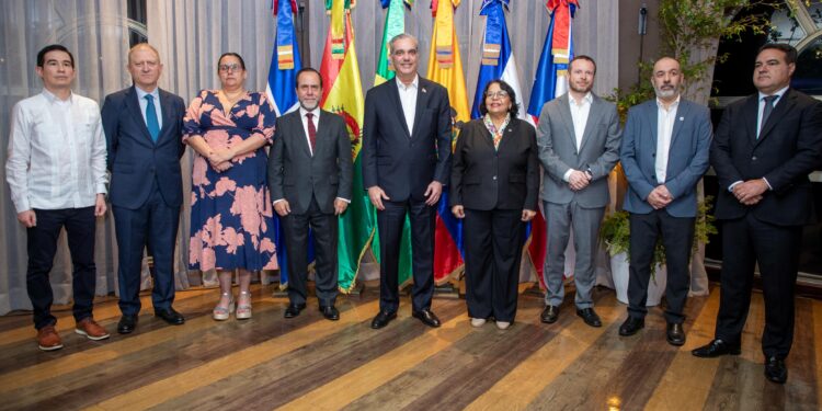 Presidente Abinader asiste a apertura de clase magistral que busca fortalecer la transparencia y rendición de cuentas a nivel internacional