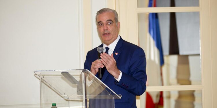 Presidente Abinader comparte con dominicanos en París y asegura Gobierno continuará brindando ayuda y oportunidades a la diáspora