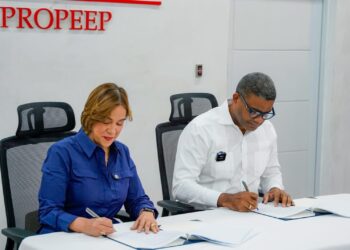 Propeep y Banco Adopem firman convenio para impulsar inclusión financiera de emprendedores informales del país