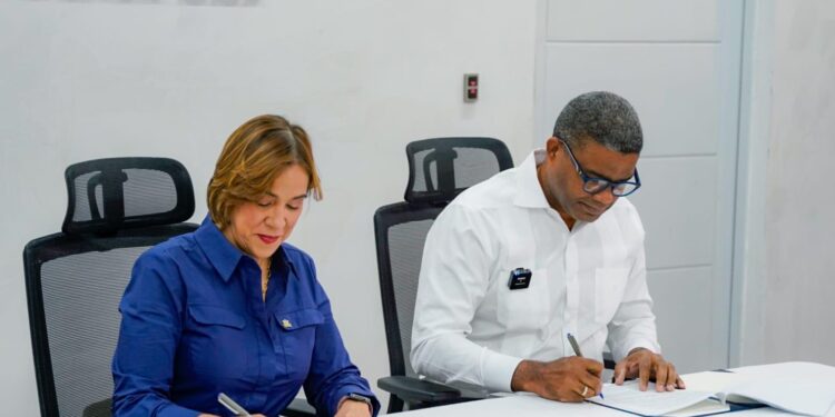 Propeep y Banco Adopem firman convenio para impulsar inclusión financiera de emprendedores informales del país