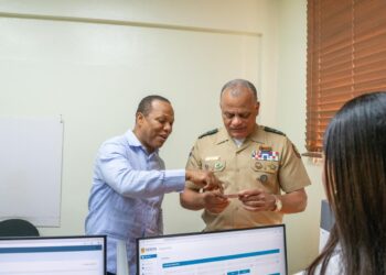 Ministro de Defensa destaca servicio y llama a militares a obtener la nueva licencia de conducir