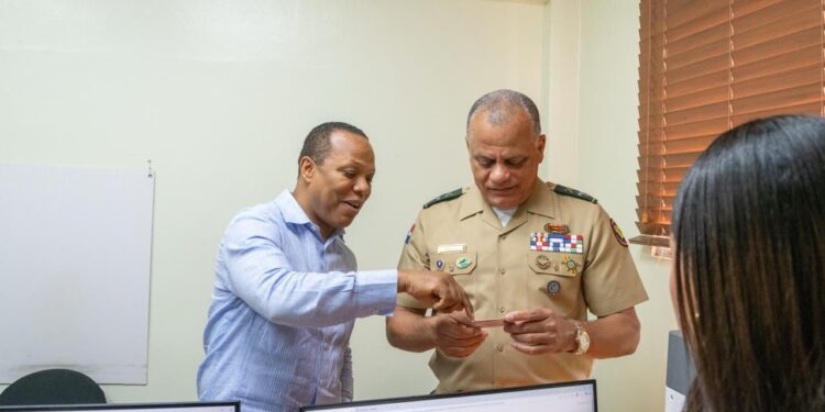 Ministro de Defensa destaca servicio y llama a militares a obtener la nueva licencia de conducir