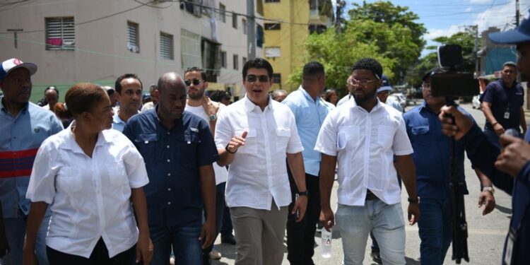 Fellito Suberví llega a Guachupita con maquinarias y un amplio personal para solucionar problemas demanda ese sector