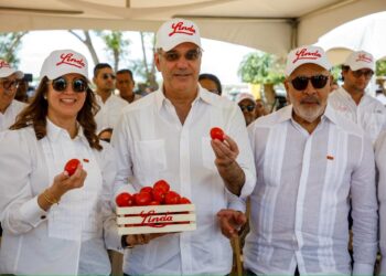 Presidente Abinader visita finca de Productos Linda y destaca la mecanización como clave del presente y futuro de la agricultura dominicana