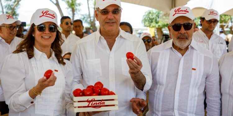 Presidente Abinader visita finca de Productos Linda y destaca la mecanización como clave del presente y futuro de la agricultura dominicana
