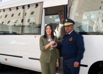 Banreservas dona minibús al Cuerpo de Bomberos del Distrito Nacional