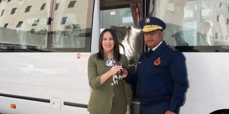 Banreservas dona minibús al Cuerpo de Bomberos del Distrito Nacional