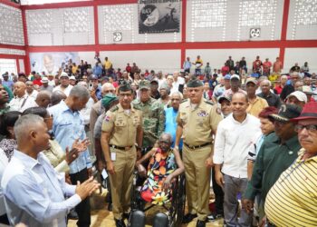 Ministro de Defensa encabeza jornada de apoyo integral a retirados en Villa Duarte