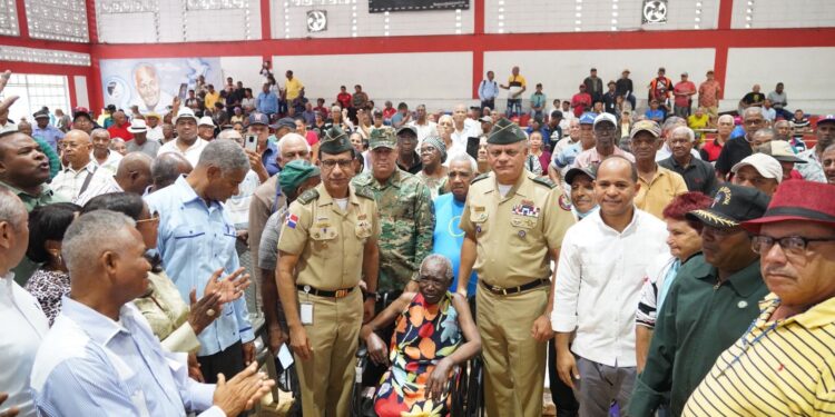 Ministro de Defensa encabeza jornada de apoyo integral a retirados en Villa Duarte