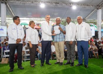 Presidente Abinader entrega 442 certificados de títulos de propiedad de los 688 contemplados en el proyecto Hato Nuevo II, que impacta a 2,752 personas de Los Alcarrizos
