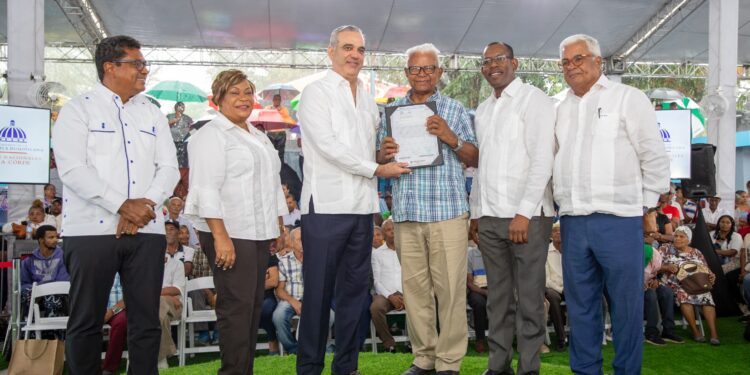 Presidente Abinader entrega 442 certificados de títulos de propiedad de los 688 contemplados en el proyecto Hato Nuevo II, que impacta a 2,752 personas de Los Alcarrizos