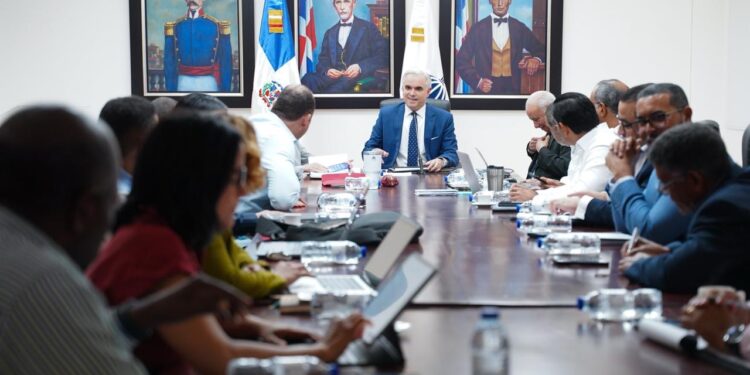 Ministro Luis Miguel De Camps encabeza primera reunión de la Comisión para la Apertura del Año Escolar 2026-2027