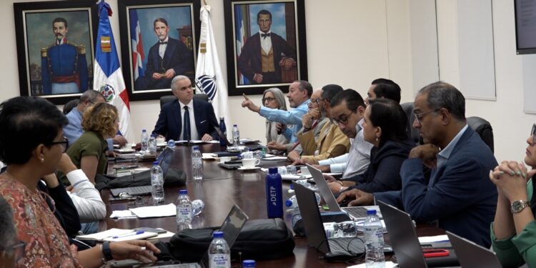 Luis Miguel De Camps encabeza tercera reunión de la Comisión para la Apertura del Año Escolar 2026-2027