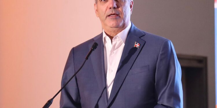 Presidente Luis Abinader convoca a representantes comerciales e industriales para tratar la estabilización de precios de alimentos y servicios ante crisis internacional