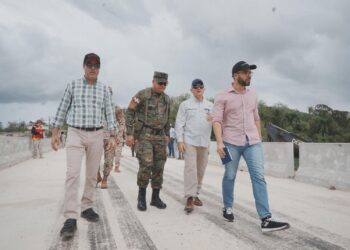 Ministro de Defensa supervisa avances de la verja perimetral fronteriza en la zona norte