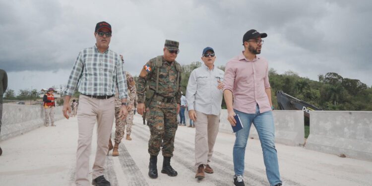 Ministro de Defensa supervisa avances de la verja perimetral fronteriza en la zona norte