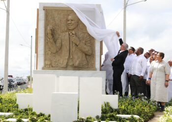 Presidente Luis Abinader encabeza renombramiento de la avenida Ecológica como José Francisco Peña Gómez en Santo Domingo Este