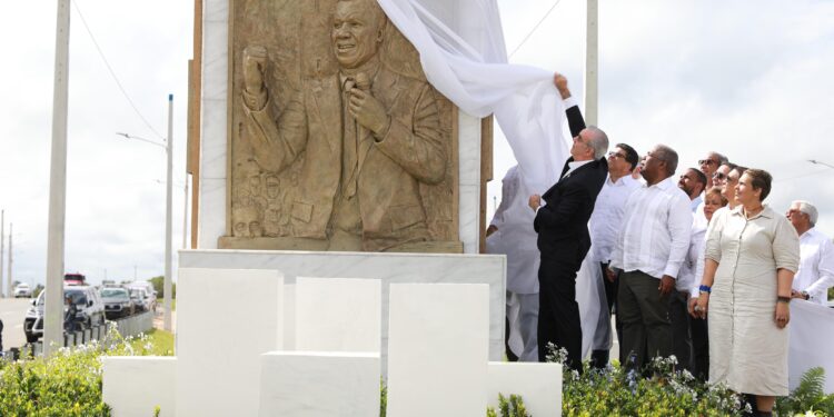 Presidente Luis Abinader encabeza renombramiento de la avenida Ecológica como José Francisco Peña Gómez en Santo Domingo Este