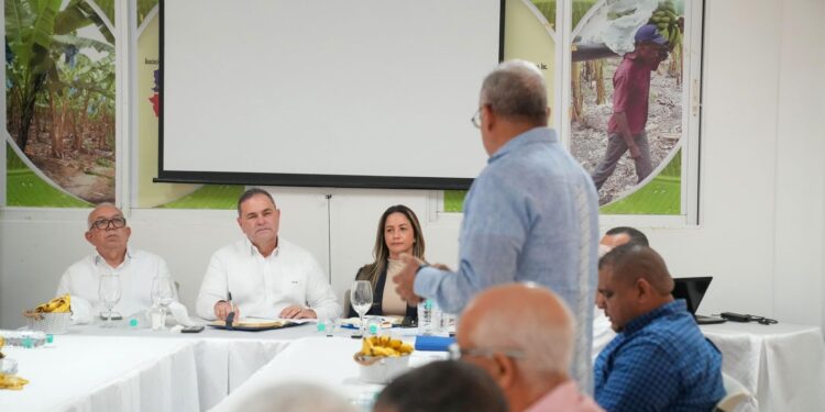 Ministro de Agricultura analiza impacto de la mecanización con productores de la Línea Noroeste