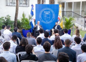 Presidente Abinader conversa con estudiantes universitarios sobre educación, liderazgo y servicio público como pilares del desarrollo
