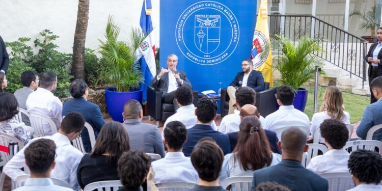 Presidente Abinader conversa con estudiantes universitarios sobre educación, liderazgo y servicio público como pilares del desarrollo