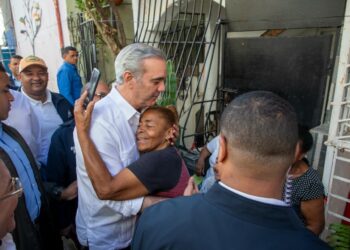 Presidente Abinader continúa supervisión en zonas vulnerables ante impacto de lluvias; durante visita a Los Platanitos, instruye a la alcaldía trabajar en solución definitiva a la laguna que afecta la zona