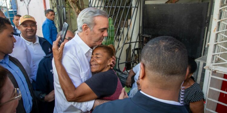 Presidente Abinader continúa supervisión en zonas vulnerables ante impacto de lluvias; durante visita a Los Platanitos, instruye a la alcaldía trabajar en solución definitiva a la laguna que afecta la zona