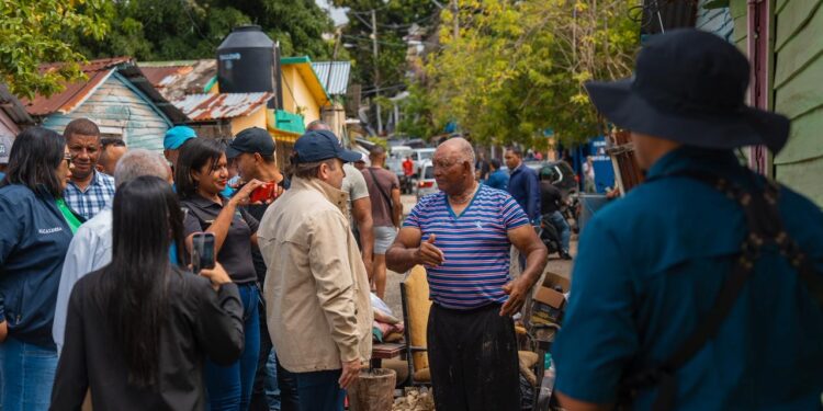 Ministro Paliza visita zonas afectadas por lluvias en Puerto Plata; afirma Gobierno buscará soluciones permanentes