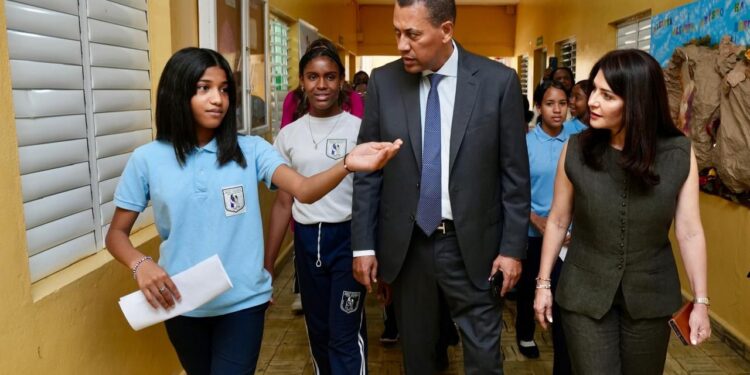 Indotel conecta a centro educativo Hogar Escuela Rosa Duarte con internet gratuito a través de Dominicana Conectada