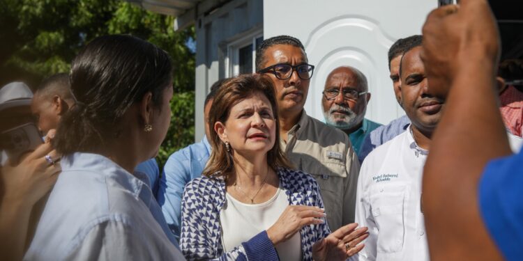 Raquel Peña visita comunidades de Bahoruco afectadas por lluvias y escucha necesidades de la población