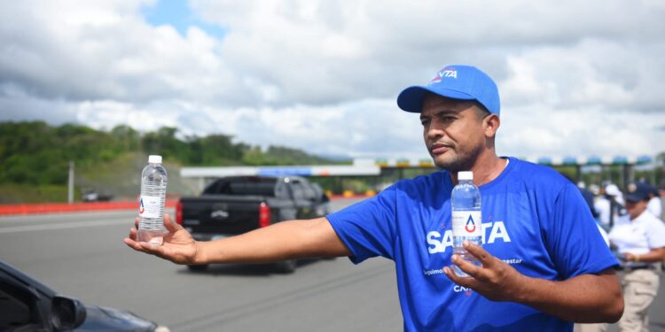 CAASD distribuye botellas de agua en peajes del Gran Santo Domingo por Semana Santa