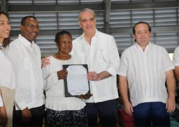 Presidente Abinader entrega 1,500 títulos de propiedad en Nuevo Domingo Savio y eleva a 3,500 los certificados otorgados en beneficio de unas 18,000 personas