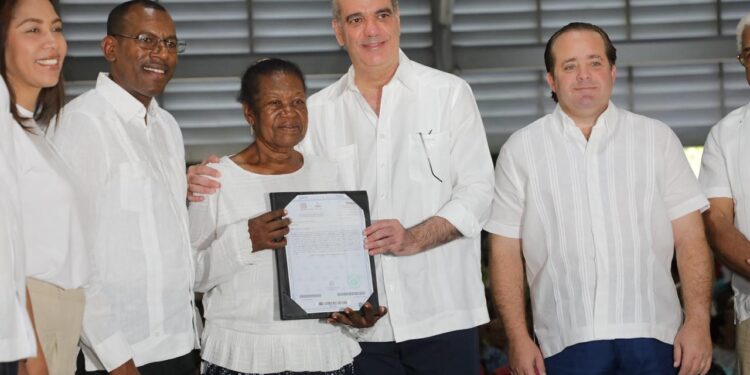 Presidente Abinader entrega 1,500 títulos de propiedad en Nuevo Domingo Savio y eleva a 3,500 los certificados otorgados en beneficio de unas 18,000 personas