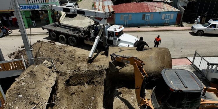 MICM y CECCOM desmantelan estación clandestina que operaba con tanques soterrados en San Juan