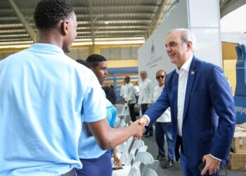 Presidente Abinader insta a estudiantes a prepararse en inglés, inteligencia artificial, ciberseguridad, ingeniería y carreras técnicas de alta demanda; afirma que son las profesiones del futuro