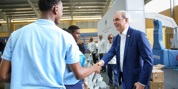 Presidente Abinader insta a estudiantes a prepararse en inglés, inteligencia artificial, ciberseguridad, ingeniería y carreras técnicas de alta demanda; afirma que son las profesiones del futuro