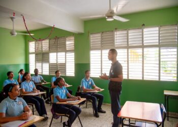 Regulación del uso de celulares liderada por Luis Miguel De Camps recibe amplio respaldo en el sistema educativo