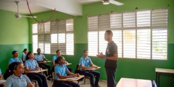 Regulación del uso de celulares liderada por Luis Miguel De Camps recibe amplio respaldo en el sistema educativo