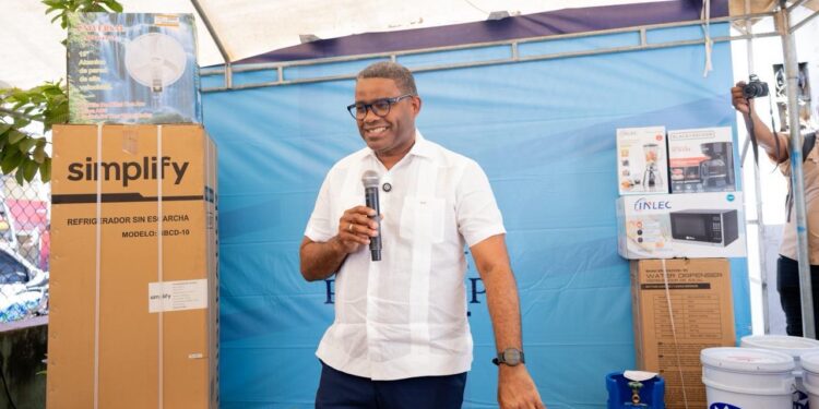 Propeep realiza donación de enseres a la Defensa Civil en el municipio Santo Domingo Oeste