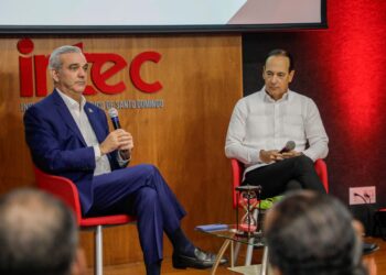Presidente Luis Abinader aboga por un equilibrio entre eficiencia económica y justicia social durante encuentro en INTEC
