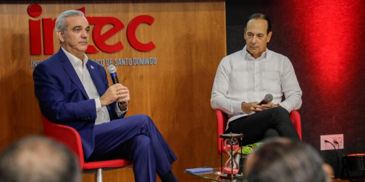 Presidente Luis Abinader aboga por un equilibrio entre eficiencia económica y justicia social durante encuentro en INTEC