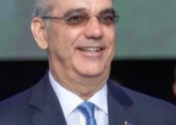 Presidente Abinader destina más de 5.3 millones de pesos de su salario de 2025 a fundaciones y proyectos sociales