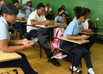 Luis Miguel De Camps instruye nueva política nacional sobre uso de celulares y convivencia digital en centros educativos